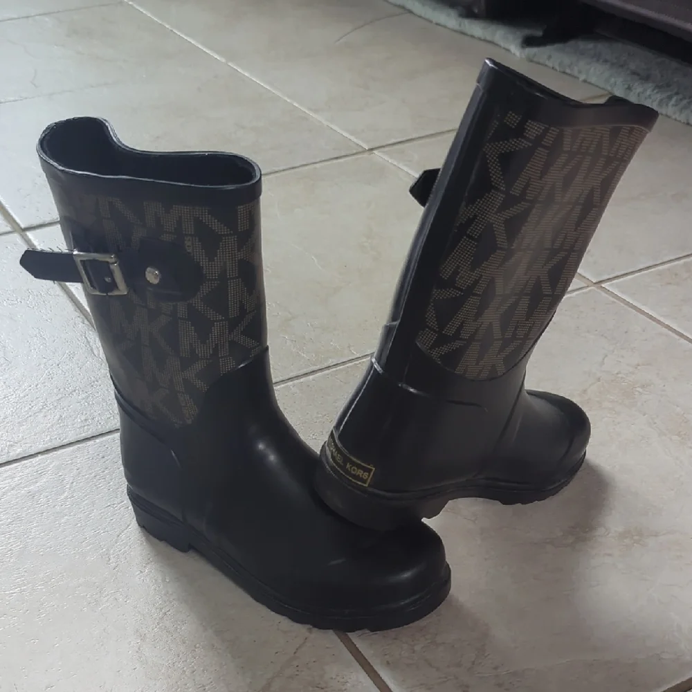 Michael Kors Black and Gold Logo Rain Boots Girls Size 2